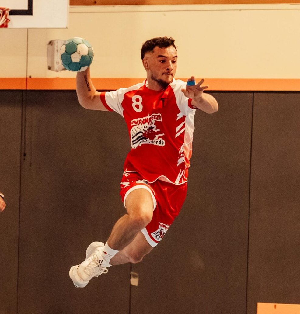 Jugador de balonmano realizando un lanzamiento